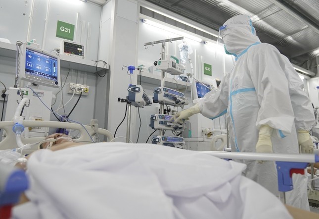 2 người tử vong, số ca mắc COVID-19 tăng gấp ba lần ở TPHCM