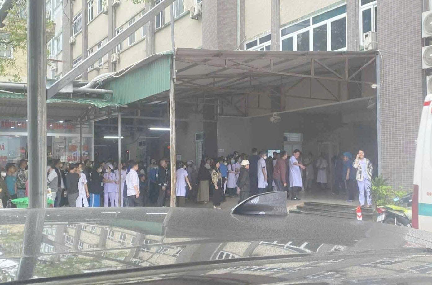 TS.BS Hà Anh Đức: 'Việc tấn công nhân viên y tế khi đang làm nhiệm vụ là điều không thể chấp nhận được' 24-10-2025 10:05 | Y tế  SKĐS - TS.BS Hà Anh Đức, Cục trưởng Cục Quản lý Khám chữa bệnh – Bộ Y tế, Phó Chủ tịch Hội đồng Y khoa Quốc gia nhấn mạnh, dù nguyên nhân là gì thì việc tấn công nhân viên y tế khi đang làm nhiệm vụ là điều không thể chấp nhận được. arrow_forward_iosĐọc thêm Pause   00:00 00:12 00:45 Mute  Powered by  GliaStudios Sáng nay - 24/10, TS Đức cùng đoàn công tác của Cục Khám chữa bệnh, thừa ủy quyền của lãnh đạo Bộ Y tế đang trên đường vào Nghệ An, đến Bệnh viện Hữu nghị Đa khoa Nghệ An thăm hỏi, động viên các nạn nhân trong vụ tấn công kinh hoàng xảy ra buổi sáng ngày 23/10 tại Bệnh viện Sản Nhi Nghệ An.  Cùng đó, đoàn công tác sẽ làm việc với Bệnh viện Sản Nhi Nghệ An về vụ việc nhân viên y tế bị tấn công khi đang làm nhiệm vụ.  Diễn biến mới nhất sức khoẻ các nhân viên y tế bị tấn công "Trong vụ việc này, nữ điều dưỡng Nguyễn Thị Trang, nạn nhân bị thương nặng nhất hiện đang điều trị tại Bệnh viện Đa khoa Nghệ An, với hai vết thương ở động mạch cảnh và động mạch dưới đòn. Nhờ sự kịp thời của đội ngũ cấp cứu, tình trạng của điều dưỡng đã cơ bản qua cơn nguy kịch. Các nạn nhân khác chủ yếu bị thương phần mềm, đã được bác sĩ xử trí kịp thời"- TS Đức thông tin.  TS.BS Hà Anh Đức: 'Việc tấn công nhân viên y tế khi đang làm nhiệm vụ là điều không thể chấp nhận được'- Ảnh 1. TS.BS Hà Anh Đức, Cục trưởng Cục Quản lý Khám chữa bệnh – Bộ Y tế, Phó Chủ tịch Hội đồng Y khoa Quốc gia nhấn mạnh, dù nguyên nhân là gì thì việc tấn công nhân viên y tế khi đang làm nhiệm vụ là điều không thể chấp nhận được.  Theo TS.BS Hà Anh Đức, hiện tượng hành hung nhân viên y tế trong các cơ sở khám chữa bệnh xuất phát từ nhiều nguyên nhân khác nhau, cả chủ quan và khách quan.  Trước hết, cần nhìn nhận từ phía chính đội ngũ y tế. Đây là lực lượng làm việc trong môi trường đặc thù, áp lực rất lớn. Mỗi năm, ngành y tiếp nhận khoảng 200 triệu lượt khám ngoại trú, riêng tại các bệnh viện tuyến trung ương có ngày lên tới hàng chục nghìn lượt người.  "Khối lượng công việc nặng nề khiến bác sĩ và điều dưỡng phải làm việc trong tình trạng căng thẳng liên tục. Trong khi đó, y tế là lĩnh vực cung cấp dịch vụ, do vậy nhân viên y tế cần được đào tạo và tập huấn kỹ năng giao tiếp, ứng xử để có thể giải thích, trao đổi với người bệnh và người nhà một cách phù hợp, giúp giảm thiểu những hiểu lầm và xung đột đáng tiếc", TS.BS Hà Anh Đức nhấn mạnh.  Một yếu tố khác cũng cần được nhìn nhận là tâm lý của người bệnh và thân nhân, nhất là khi họ đang trong tình huống lo lắng, hoảng sợ vì tính mạng người thân bị đe dọa.  Thực tế cho thấy, đa số vụ việc hành hung xảy ra ở khoa Cấp cứu và Hồi sức, nơi áp lực cao và sự căng thẳng lên đến cực điểm.  Trong thời gian qua, Bộ Y tế và Bộ Công an đã có Quy chế phối hợp số 03 để đảm bảo an ninh, trật tự trong bệnh viện, được triển khai hơn 10 năm nay và đã mang lại những kết quả tích cực. Tuy nhiên, một số biện pháp tức thời vẫn chưa thể triển khai đầy đủ.  Dù vậy, Cục trưởng Hà Anh Đức khẳng định, trong bất kỳ hoàn cảnh nào, việc hành hung cán bộ y tế khi họ đang thực hiện nhiệm vụ là hành vi không thể chấp nhận.  Dẫn chứng vụ việc ở Thanh Ba (Phú Thọ), dù bị hành hung, các bác sĩ vẫn tiếp tục cấp cứu và cứu sống bệnh nhi, TS Đức khẳng định đây một ví dụ rất thực tế về tinh thần tận tâm và trách nhiệm của người thầy thuốc.  Các cơ quan chức năng cần tiếp tục vào cuộc nhanh chóng, xử lý nghiêm minh các vụ hành hung nhân viên y tế Những năm gần đây, các biện pháp bảo vệ an ninh cho nhân viên y tế đã phát huy tác dụng, tuy nhiên để giải quyết tận gốc vẫn cần những giải pháp mang tính hệ thống và đồng bộ hơn.  "Tại các điểm nóng như khoa Cấp cứu, ngành y đang chú trọng giáo dục và điều chỉnh hành vi ứng xử cho đội ngũ y tế, bởi dù áp lực đến đâu, cán bộ y tế cũng cần giữ được sự bình tĩnh, chia sẻ và kiềm chế. Đồng thời, hệ thống bảo vệ bệnh viện cũng phải được tăng cường, để khi có tình huống bất thường xảy ra, lực lượng an ninh có thể có mặt ngay lập tức"- TS Hà Anh Đức nói.  Song song với đó, ngành y tế đang đẩy mạnh đổi mới phong cách, thái độ phục vụ và ứng dụng công nghệ thông tin, chuyển đổi số trong quản lý bệnh viện.   Các giải pháp này không chỉ giúp nâng cao chất lượng chẩn đoán, điều trị và dịch vụ, mà còn góp phần tạo ra môi trường khám chữa bệnh thân thiện, văn minh, giúp người bệnh và người nhà giảm bớt lo lắng, căng thẳng khi đến viện.  TS.BS Hà Anh Đức nhấn mạnh, các cơ quan chức năng cần tiếp tục vào cuộc nhanh chóng và xử lý nghiêm minh các vụ hành hung nhân viên y tế.  TS.BS Hà Anh Đức: 'Việc tấn công nhân viên y tế khi đang làm nhiệm vụ là điều không thể chấp nhận được'- Ảnh 2. Sáng 23/10, một nghi phạm có hành vi dùng hung khí tấn công, làm bị thương người nhà bệnh nhân và nhân viên y tế của Bệnh viện Sản Nhi Nghệ An.  Như trong vụ việc tại Nghệ An, công an đã có mặt ngay sau khi xảy ra sự việc, người vi phạm bị xử lý kịp thời, qua đó tạo hiệu ứng răn đe và củng cố niềm tin cho cán bộ ngành y.  "Mục tiêu cao nhất của cán bộ y tế là mang lại sức khỏe cho người bệnh. Trong mọi hoàn cảnh, từ bác sĩ đến điều dưỡng đều chỉ có một mong muốn duy nhất là giúp người bệnh mau chóng bình phục. Nếu đôi khi vì áp lực mà có lời nói hay cử chỉ chưa thật phù hợp, chúng tôi mong người bệnh và người nhà thông cảm, chia sẻ. Dù trong bất kỳ trường hợp nào, xin hãy để nhân viên y tế có được môi trường làm việc an toàn, để họ có thể tận lực, tận tâm cống hiến cho người bệnh"- TS.BS Hà Anh Đức bày tỏ.  Thông tin thêm về các giải pháp trong thời gian tới, Cục trưởng Hà Anh Đức cho biết, sẽ tiếp tục yêu cầu các bệnh viện triển khai đồng bộ các giải pháp: từ việc tập huấn, giáo dục thái độ ứng xử của nhân viên y tế với người bệnh; đổi mới về công tác đảm bảo an ninh trật tự tại cơ sở; đổi mới về cách quản trị bệnh viện, tăng cường ứng dụng công nghệ thông tin, chuyển đổi số để nâng cao chất lượng khám chữa bệnh, nâng cấp cơ sở vật chất…  "Chúng tôi cũng sẽ phối hợp chặt chẽ hơn nữa với các lực lượng chức năng ở địa phương, nhất là công an để xử lý các vụ việc kịp thời và mang tính răn đe" – TS Đức nói thêm.