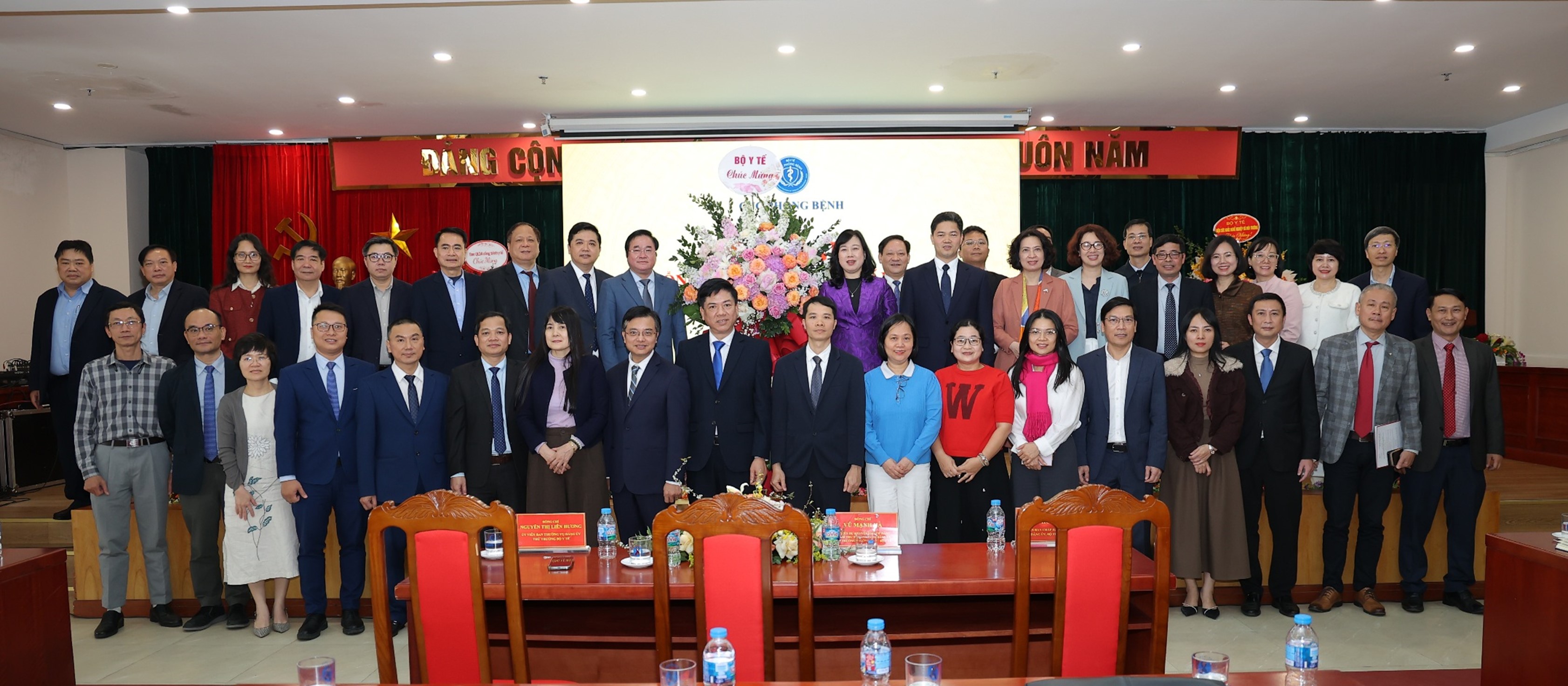 Tiếp tục đẩy mạnh xây dựng, hoàn thiện thể chế về lĩnh vực phòng bệnh, kiên quyết không để dịch bệnh lây lan