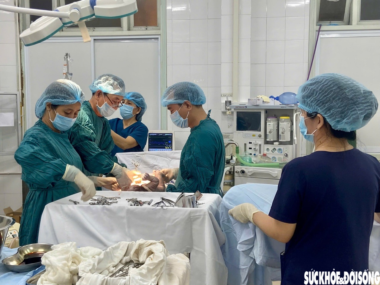 Nhiều cơ sở y tế ở Huế ngập sâu trong đợt lũ đặc biệt lớn