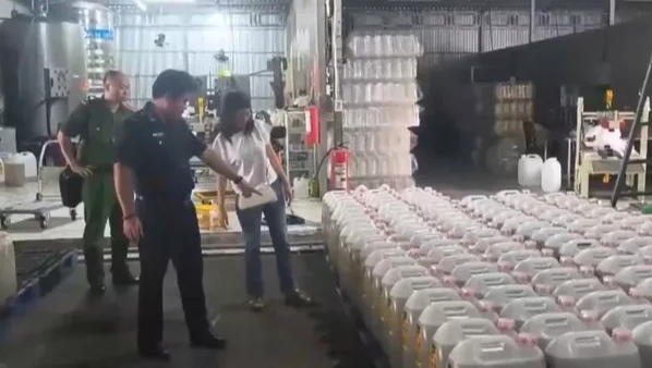 Phá đường dây "dầu thực vật giả", nhập lậu cực lớn trên toàn quốc, thu giữ hơn 1.000 tấn- Ảnh 1.