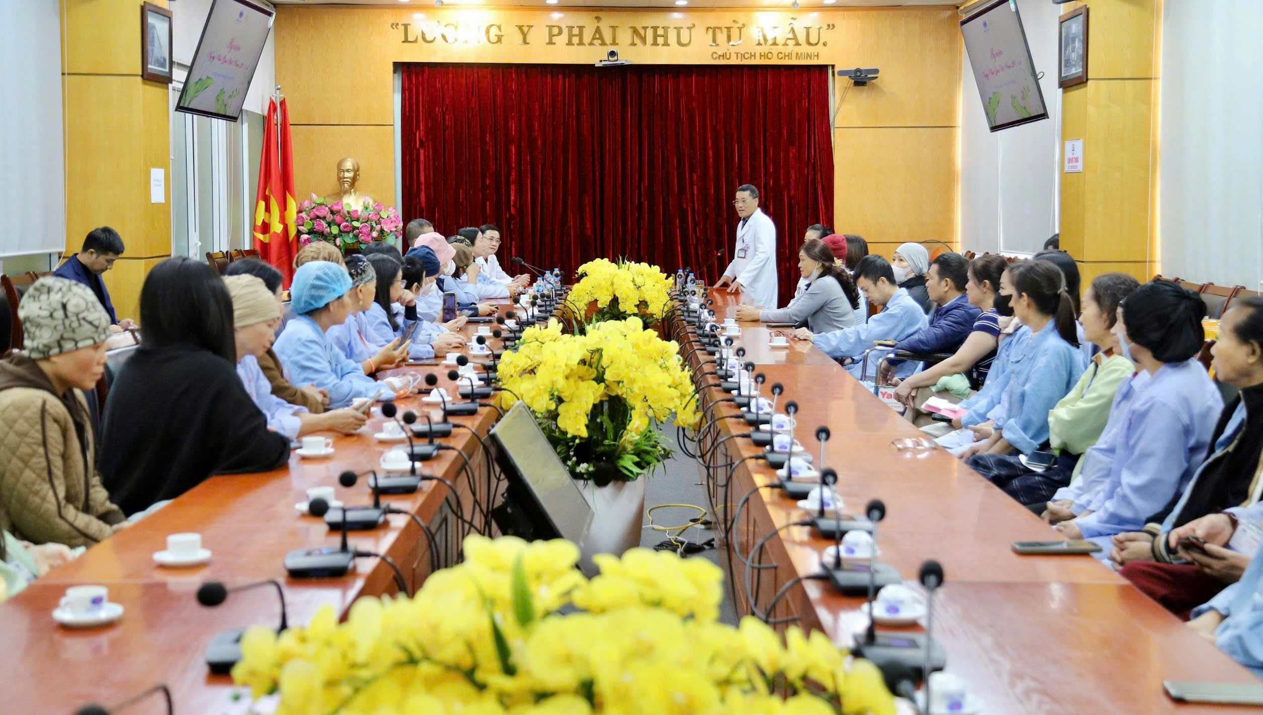 Ngày Nhà giáo Việt Nam, thầy thuốc tri ân thầy cô giáo là bệnh nhân ung thư
- Ảnh 2.