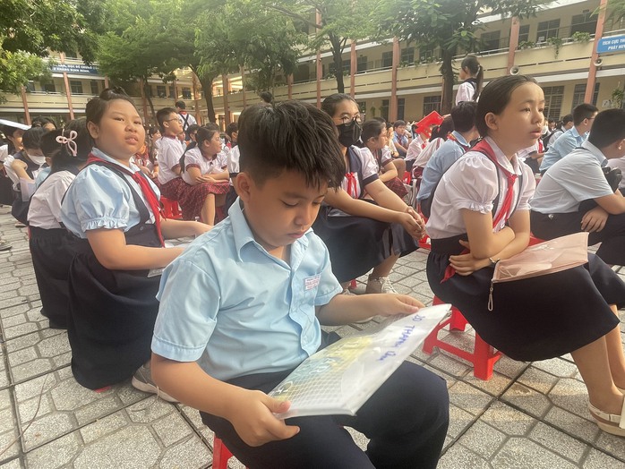 Nắng nóng gay gắt, kéo dài: Sở GD-ĐT TPHCM đề nghị trường học chủ động điều chỉnh thời khóa biểu - Ảnh 1.